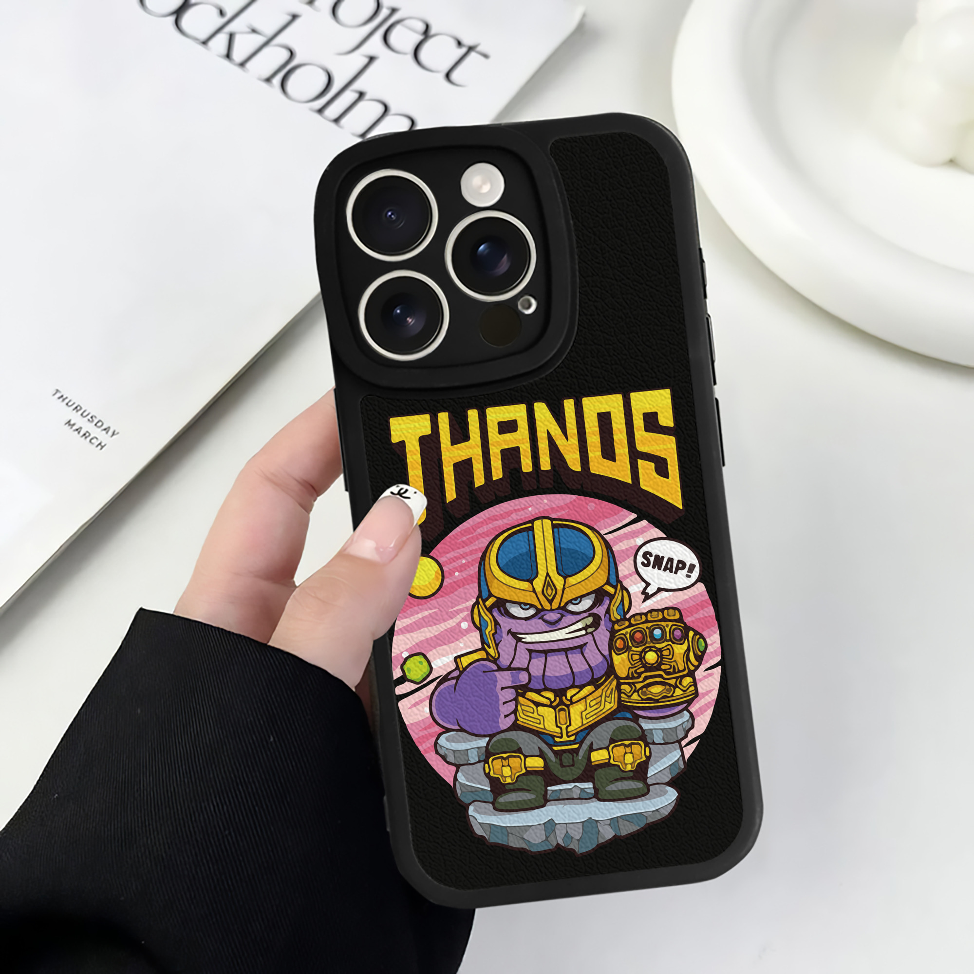 （画像用） アベンジャーズ The Avengers 【iPhone 16シリーズ対応】シリコンスマホケース（レザー調） 材質：シリコン